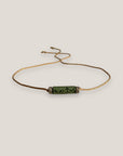 Pulsera minimal con tubo de esponja coral verde caqui y separadores gunmetal con brillis de cristal blanco