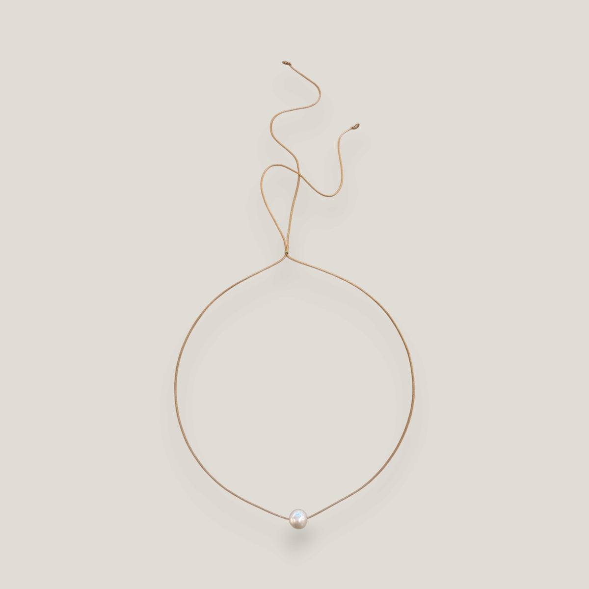 Collar minimal perla natural redondeada blanca 10mm cordón nailon dorado