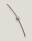 Pulsera minimal perla natural redondeada 6mm blanca cordón nailon gris