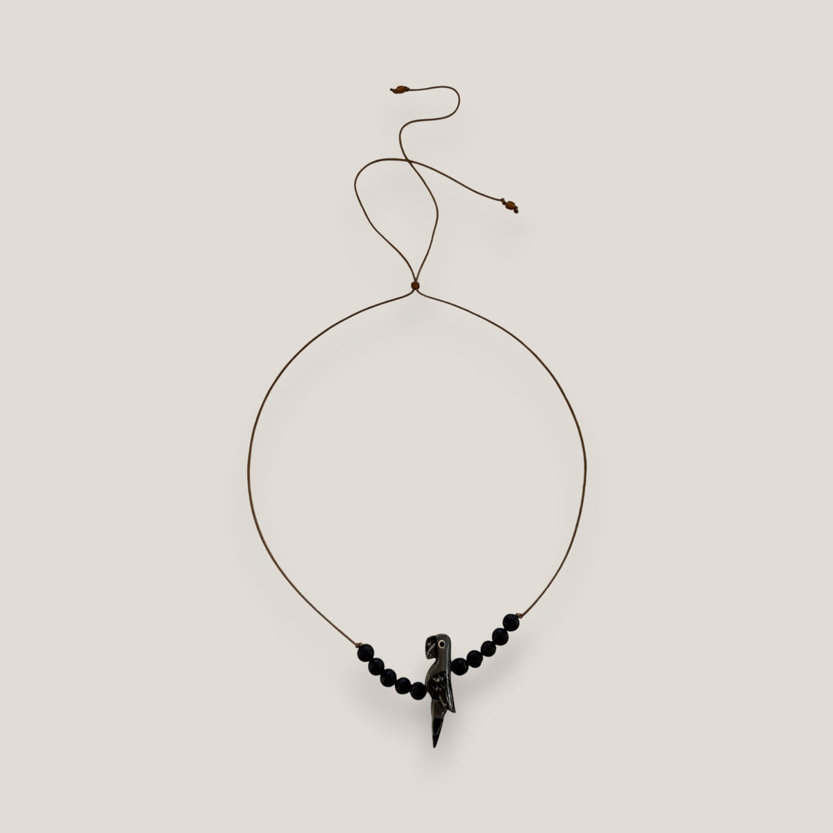 Collar midi loro madera marrón gris esponja coral gris oscuro