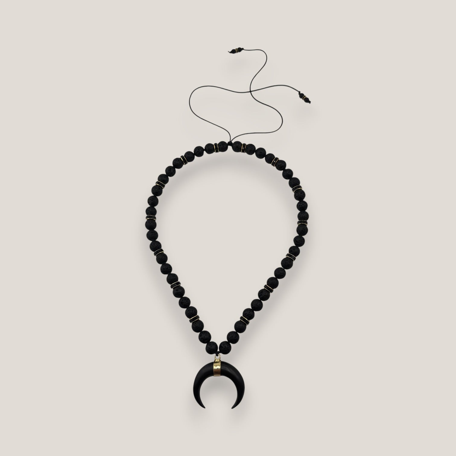 Collar luna cuerno lava negra separadores dorados cristal negro