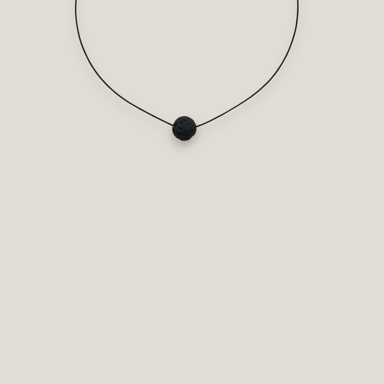 Collar minimal bola de lava negra 12mm