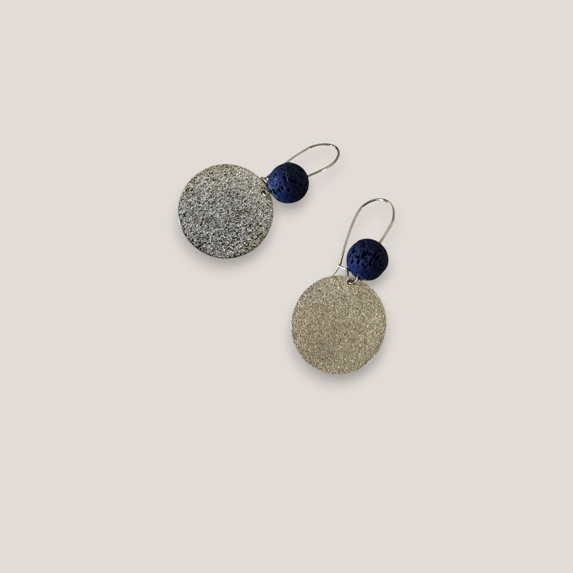 Pendientes base lava azul oscuro 10mm gancho acero medalla esmerilada 25mm