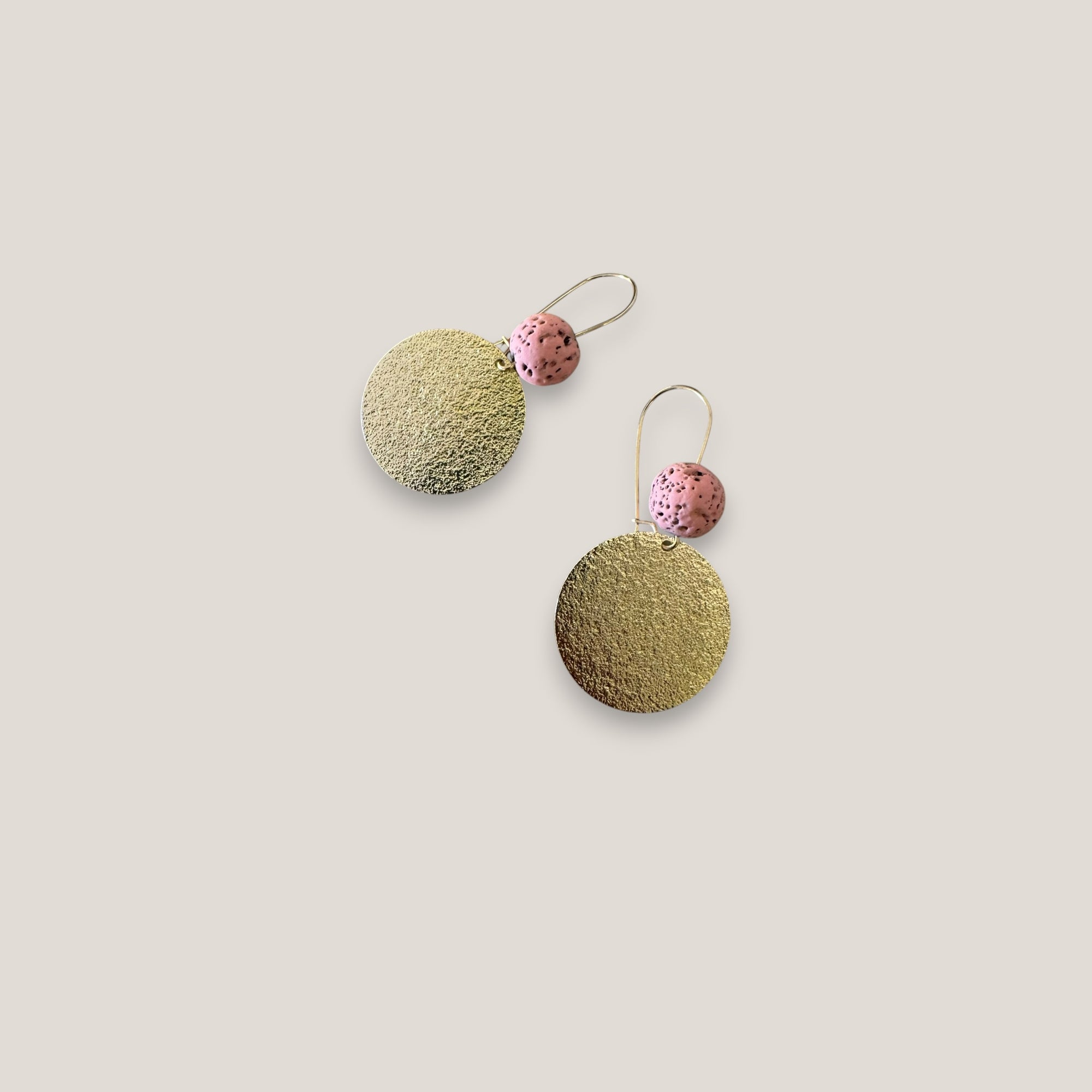 Pendientes base lava rosa 10mm gancho acero oro medalla esmerilada 25mm