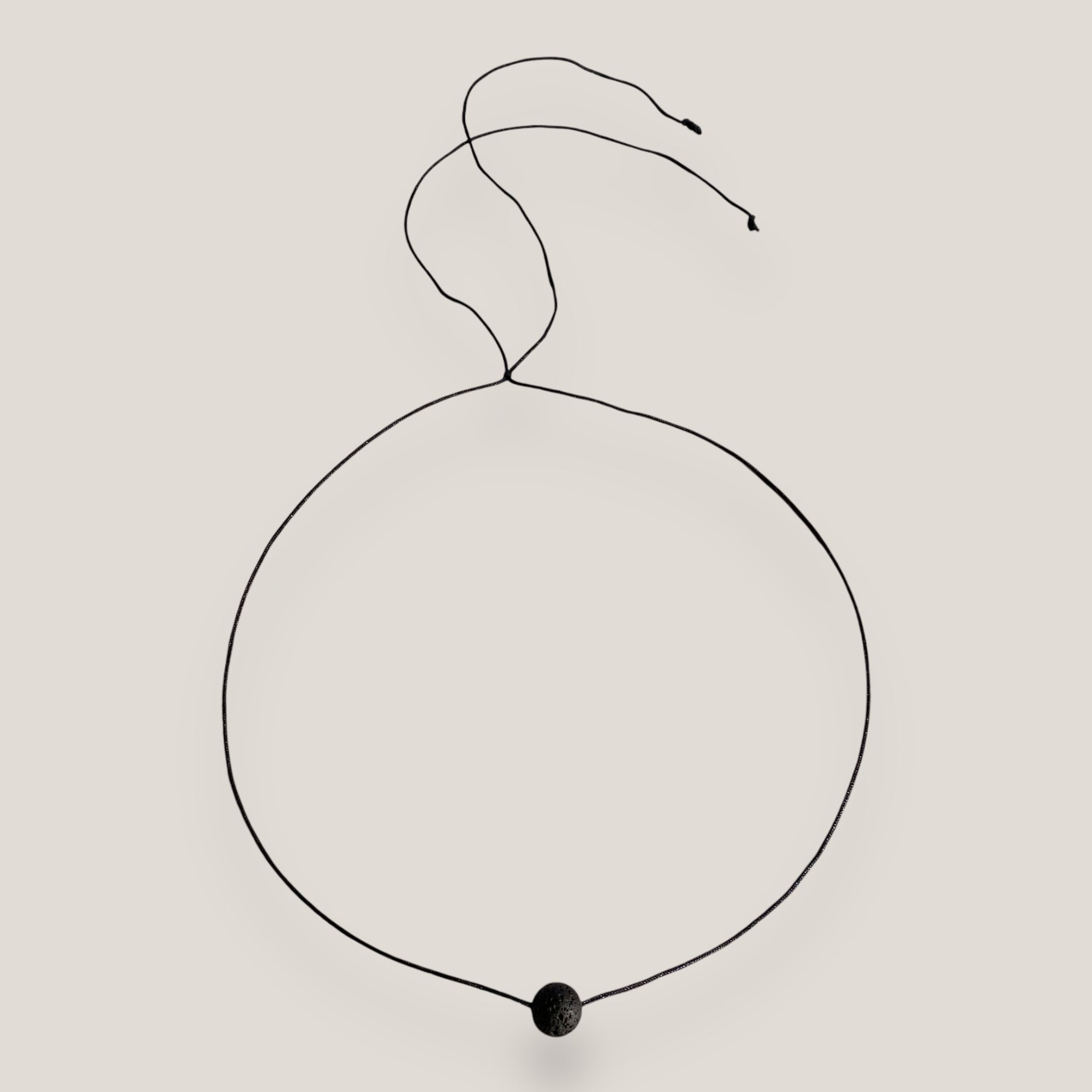 Collar minimal con bola 8mm de lava negra