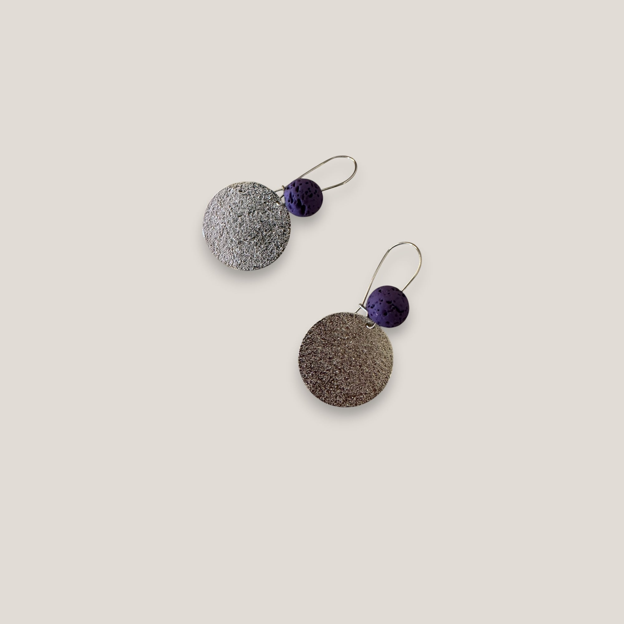 Pendientes base lava morada 10mm gancho acero medalla esmerilada 25mm