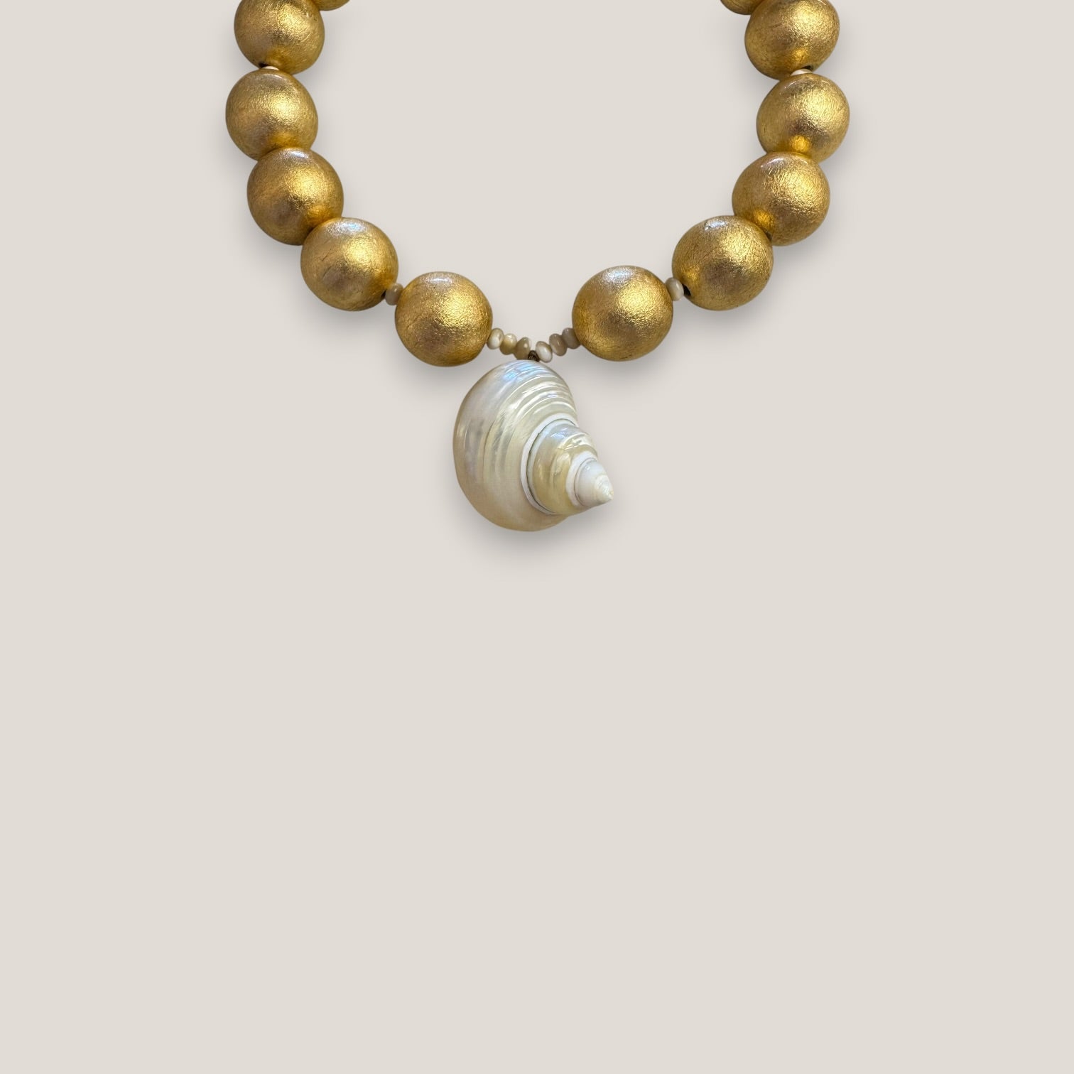 Collar gran caracola turbante nácar beis dorado cuentas madera pan de oro