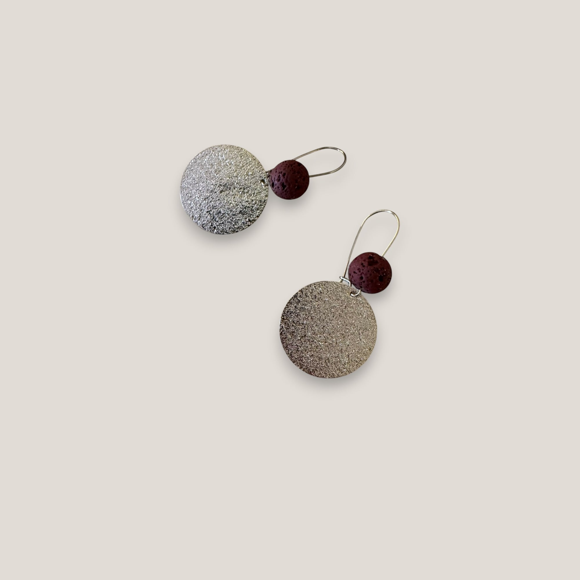 Pendientes base lava granate 10mm gancho acero medalla esmerilada 25mm