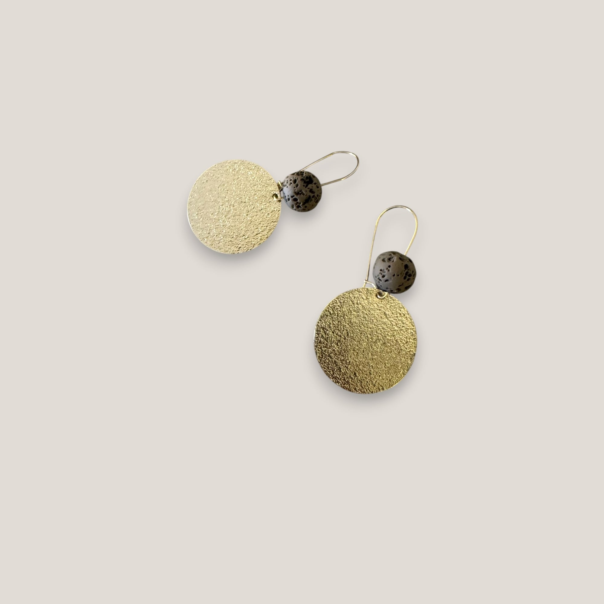 Pendientes base lava marrón claro 10mm gancho acero oro medalla esmerilada 25mm