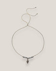 Collar midi con caracola dorada esmaltada en blanco lava blanca y separadores dorados con cristalitos