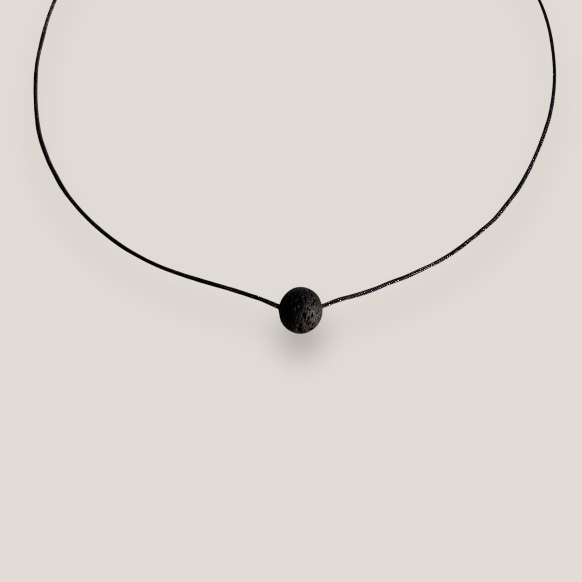 Collar minimal con bola 8mm de lava negra