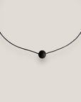 Collar minimal con bola 8mm de lava negra