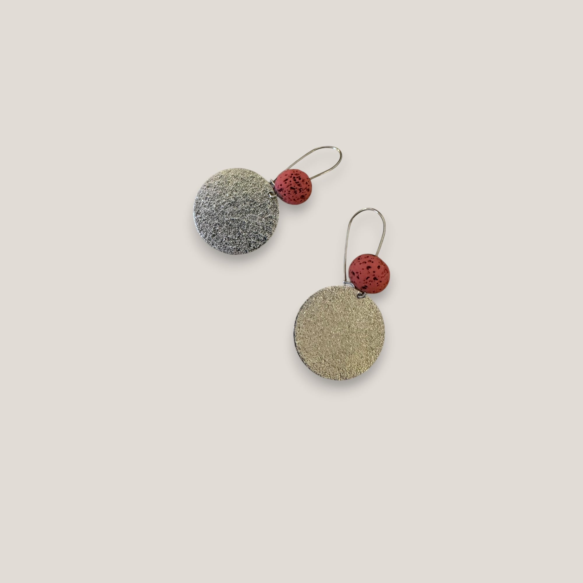 Pendientes base lava fucsia 10mm gancho acero medalla esmerilada 25mm
