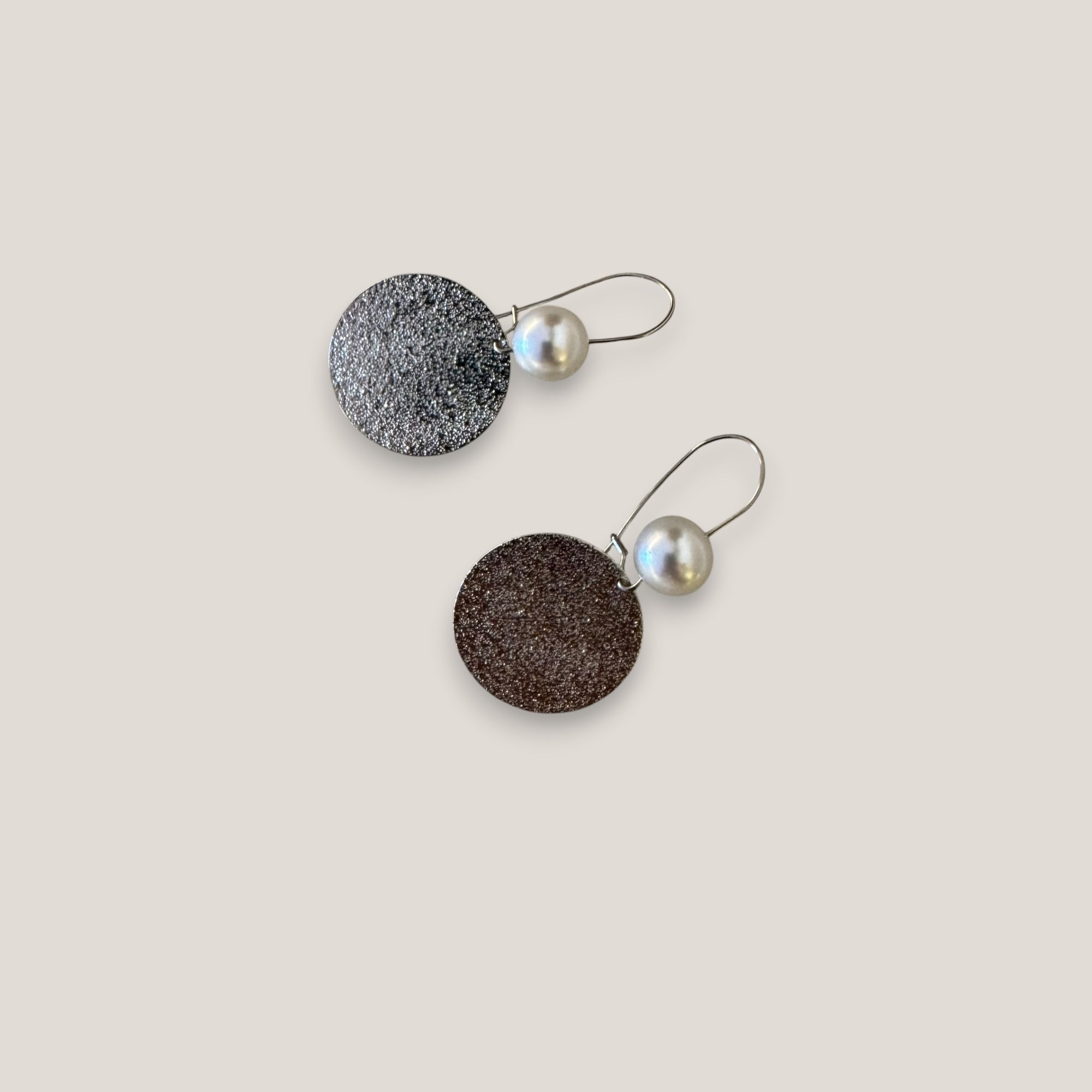 Pendientes base perlas blancas 10mm gancho acero medalla esmerilada 25mm