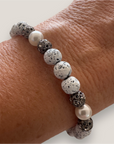 Pulsera Dafne perlas con lava blanca y filigrana gunmetal con cristalitos