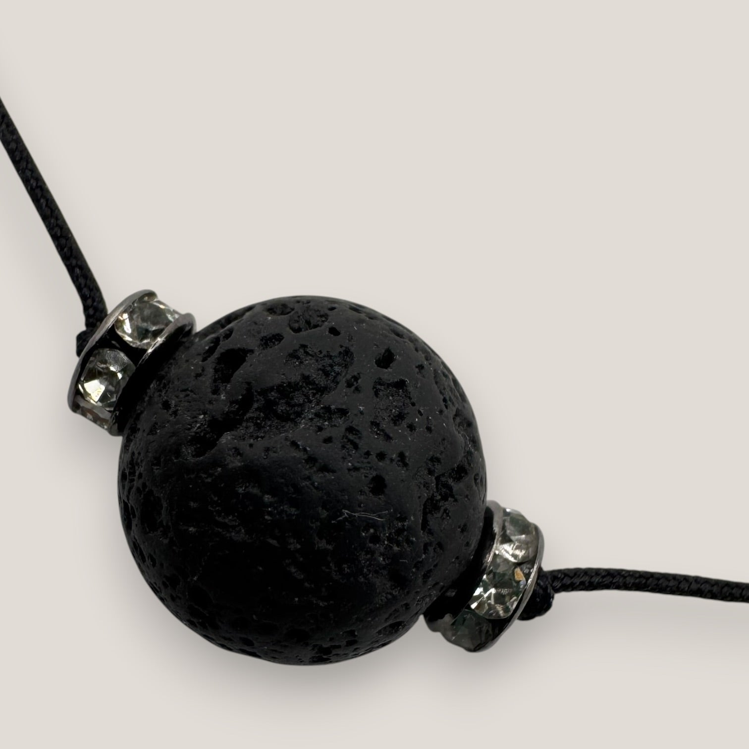 Collar minimal bola de lava negra 12mm separadores gunmetal cristalitos brillantes
