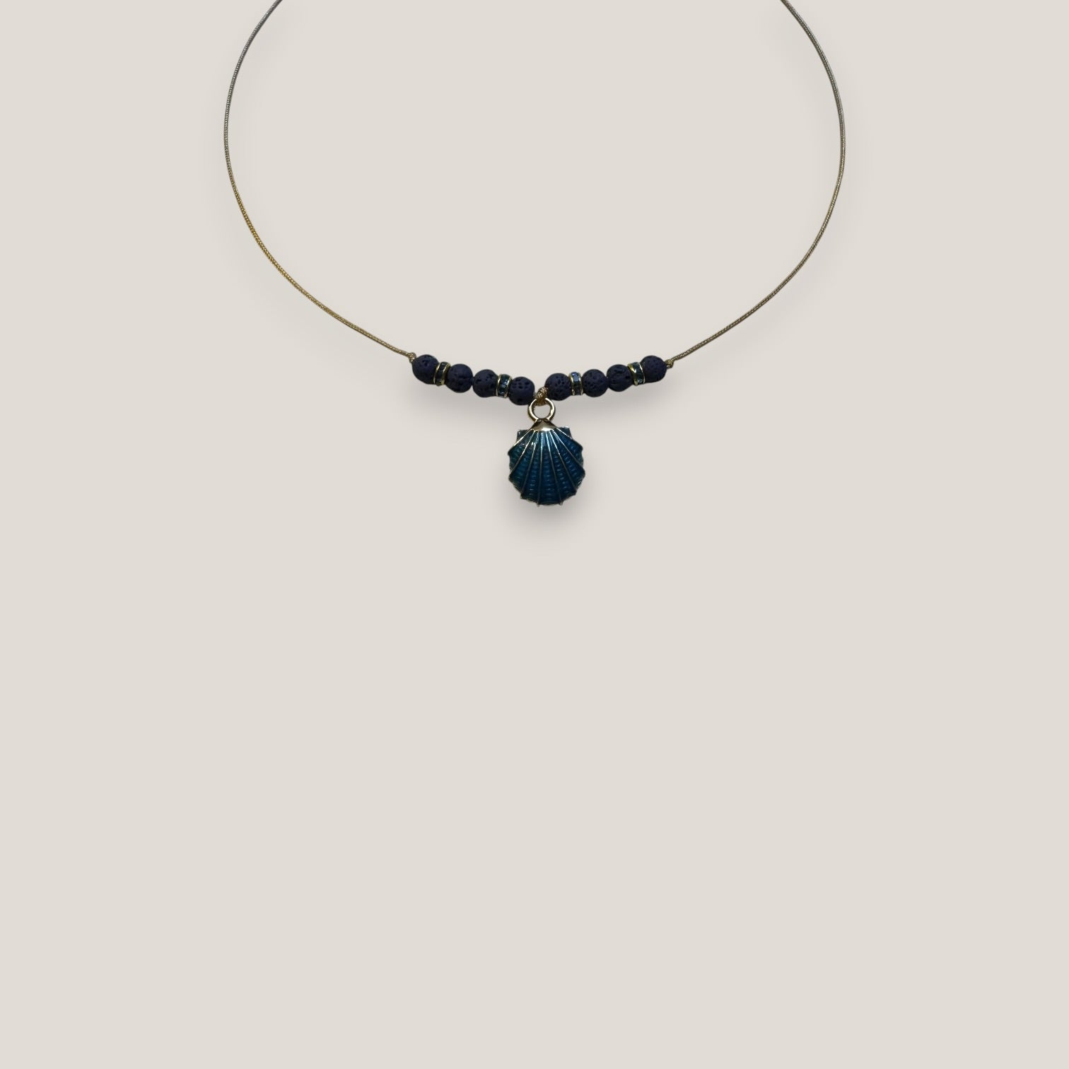 Collar midi con concha dorada esmaltada en azul marino con lava azul oscuro y separadores dorados con cristalitos azules oscuro