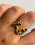 Ring aus goldfarbenem Stahl mit zwei glatten Sternen und einem gehämmerten Stern