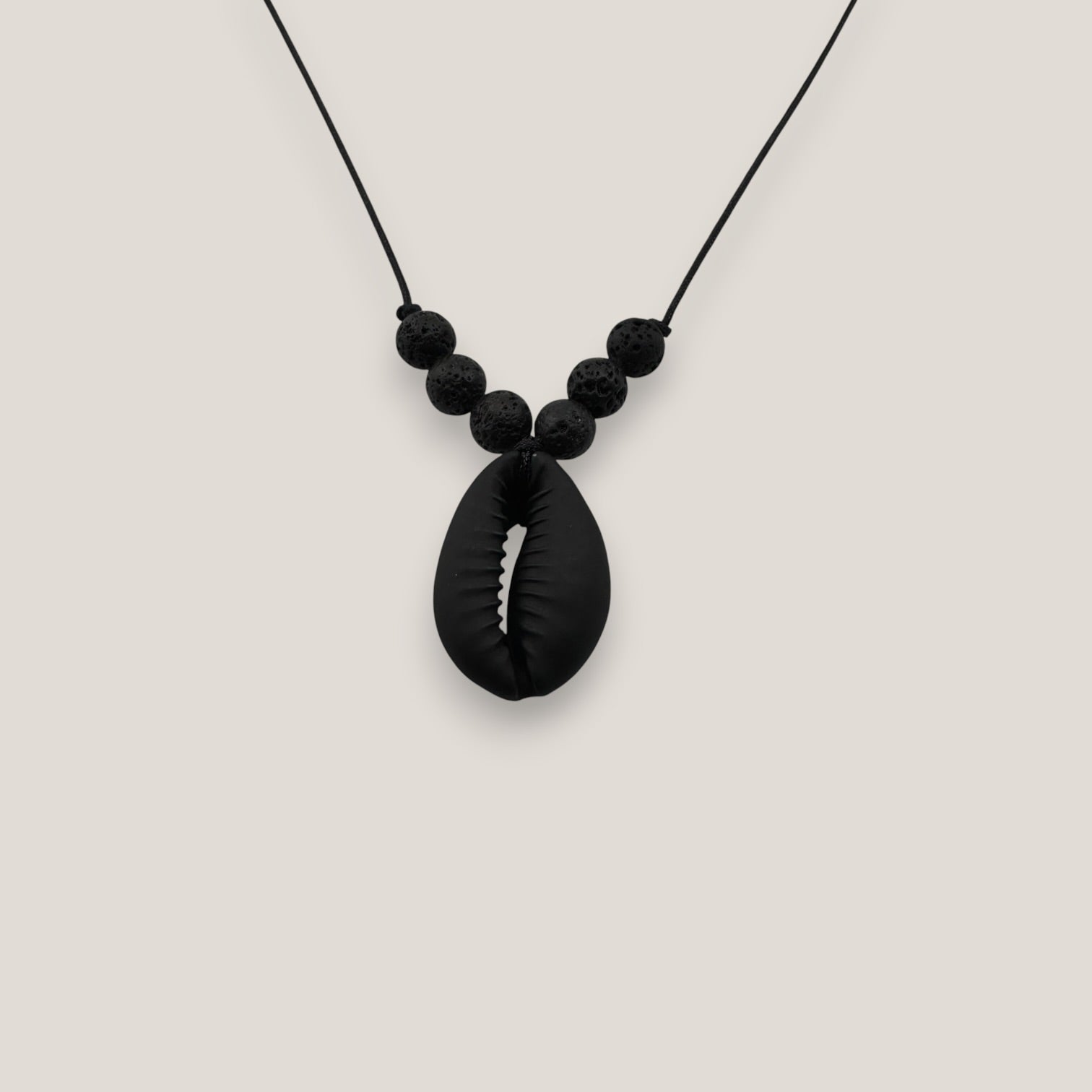 Collar midi cowrie negra mate lava negra