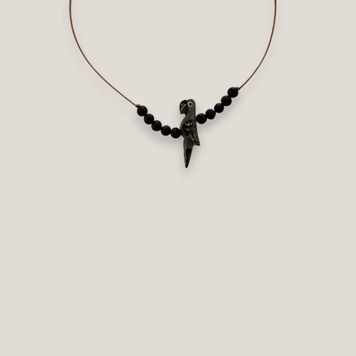 Collar midi loro madera marrón gris esponja coral gris oscuro