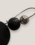 Pendientes Gran Dafne gancho gunmetal con medalla negra mate, lava negra y filigrana con brilli