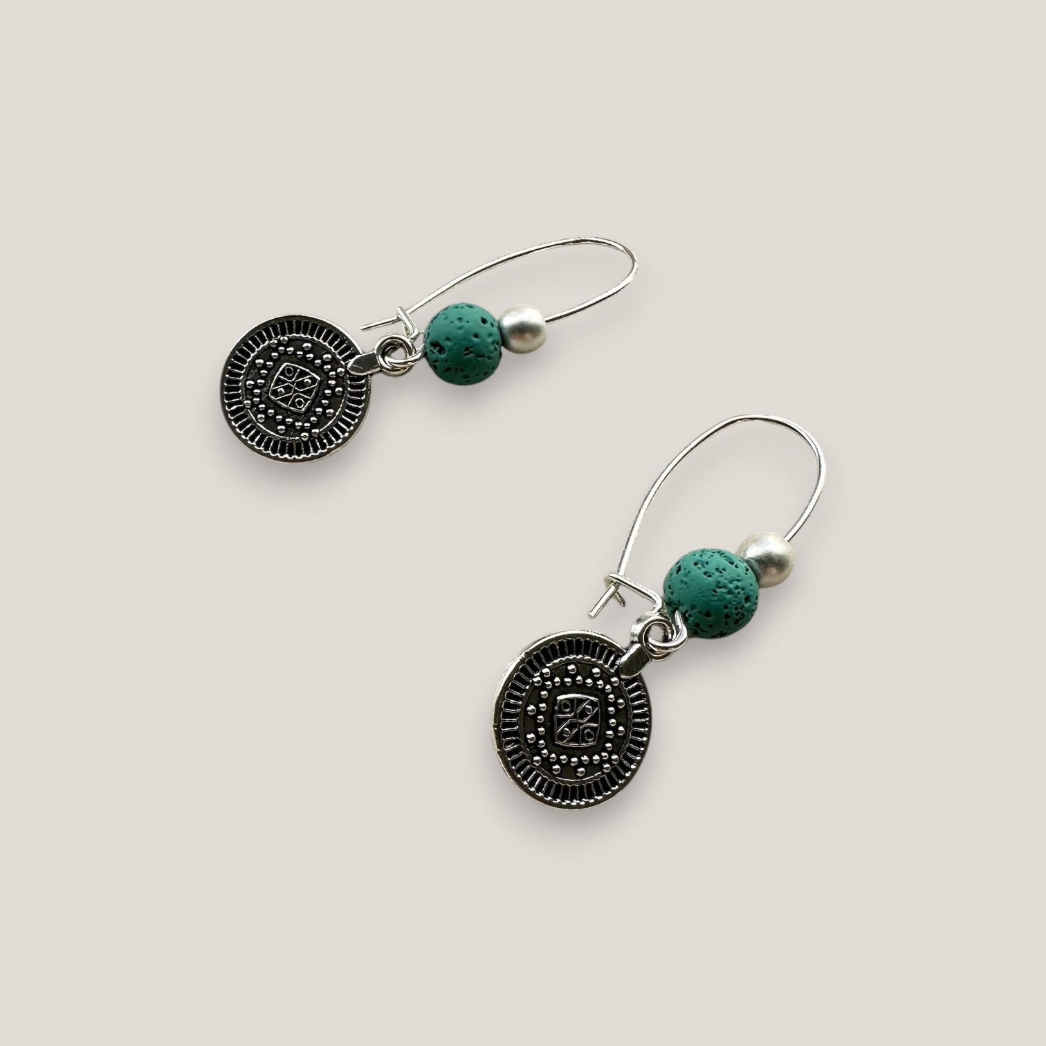 Pendientes gancho con medalla tribal pequeña de plata vieja lava verde agua y hematita plata