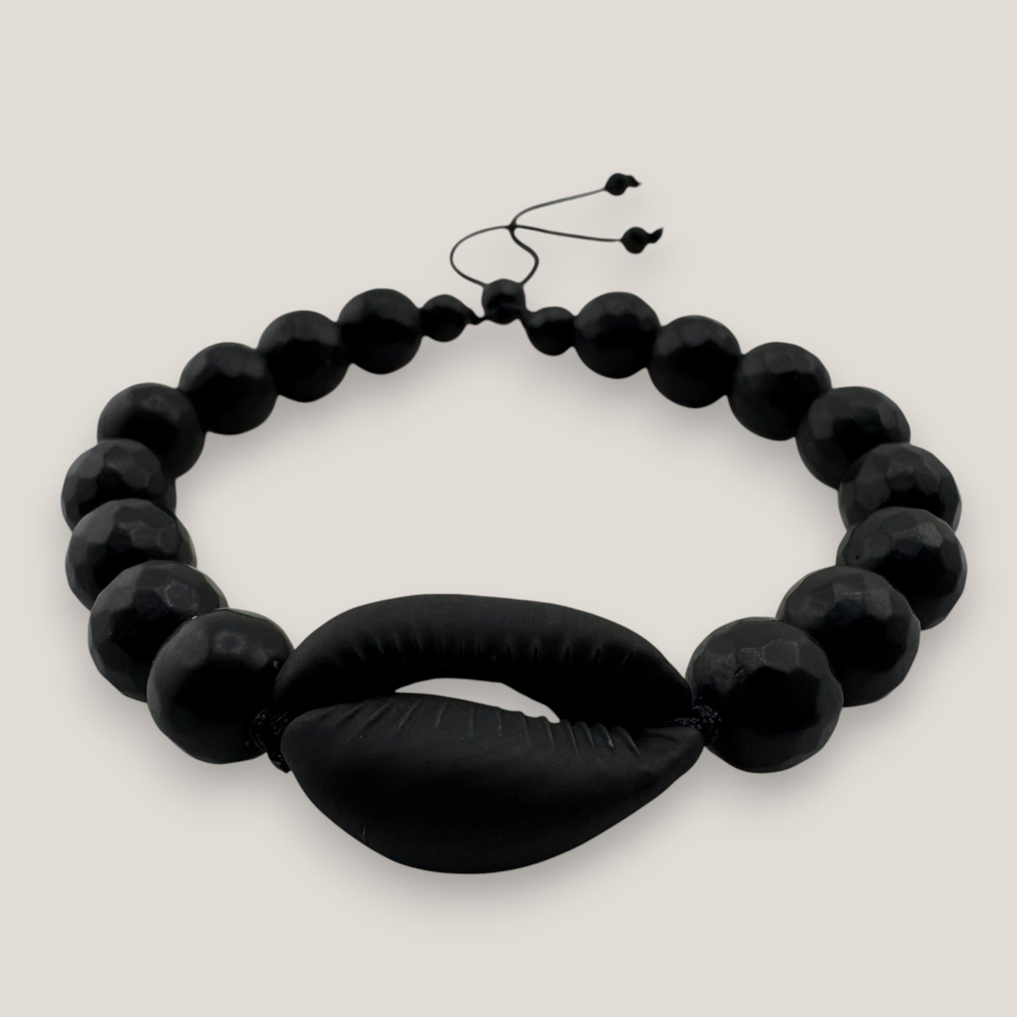 Pulsera cowrie negra mate ónix facetado pulido