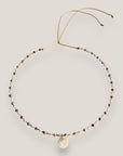Collar cadena con cristales facetados gris electrochapado y perlitas engarzados con medallita de nacar