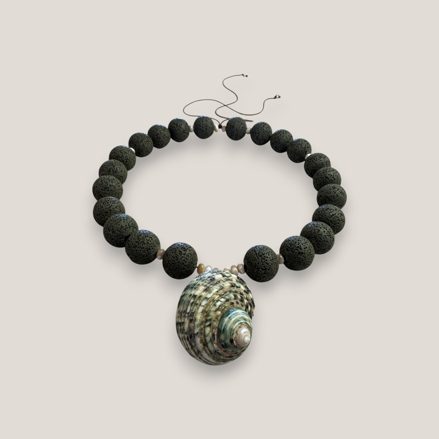 Collar gran caracola turbante verde jaspeado esponja coral verde caqui