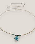 Collar midi pez pequeño esmalte azul turquesa con rayas azul oscuro abalorios turquesas