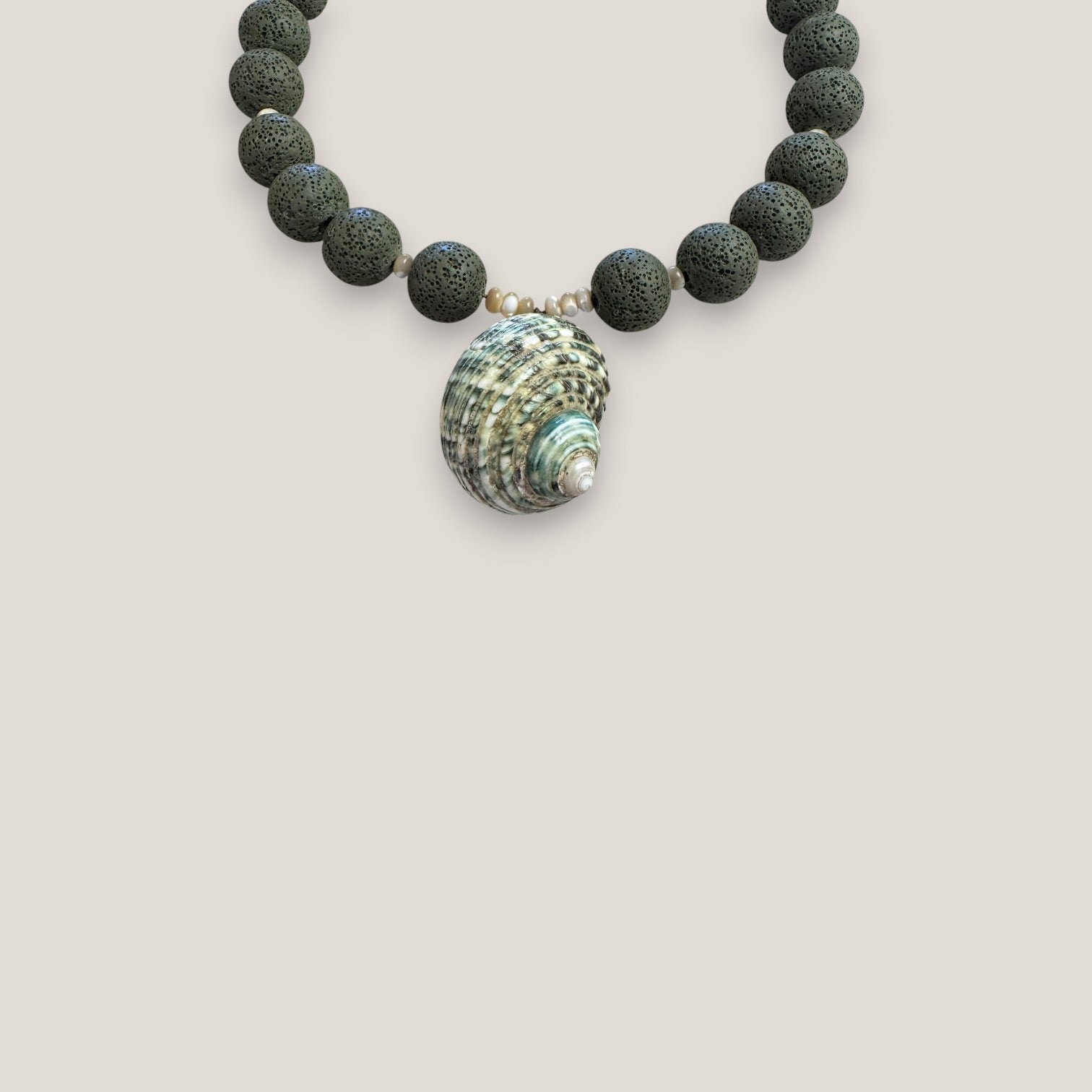 Collar gran caracola turbante verde jaspeado esponja coral verde caqui