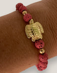 Pulsera con gran tortuga dorada y lava fucsia