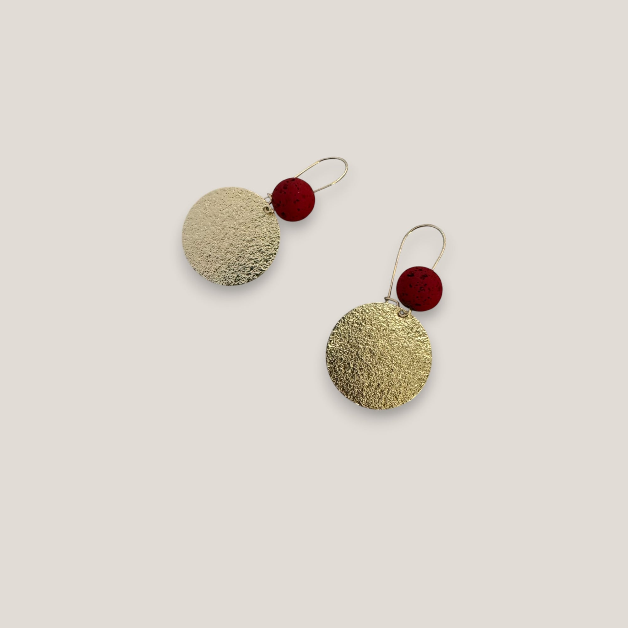 Pendientes base lava rojo 10mm gancho acero medalla esmerilada 25mm