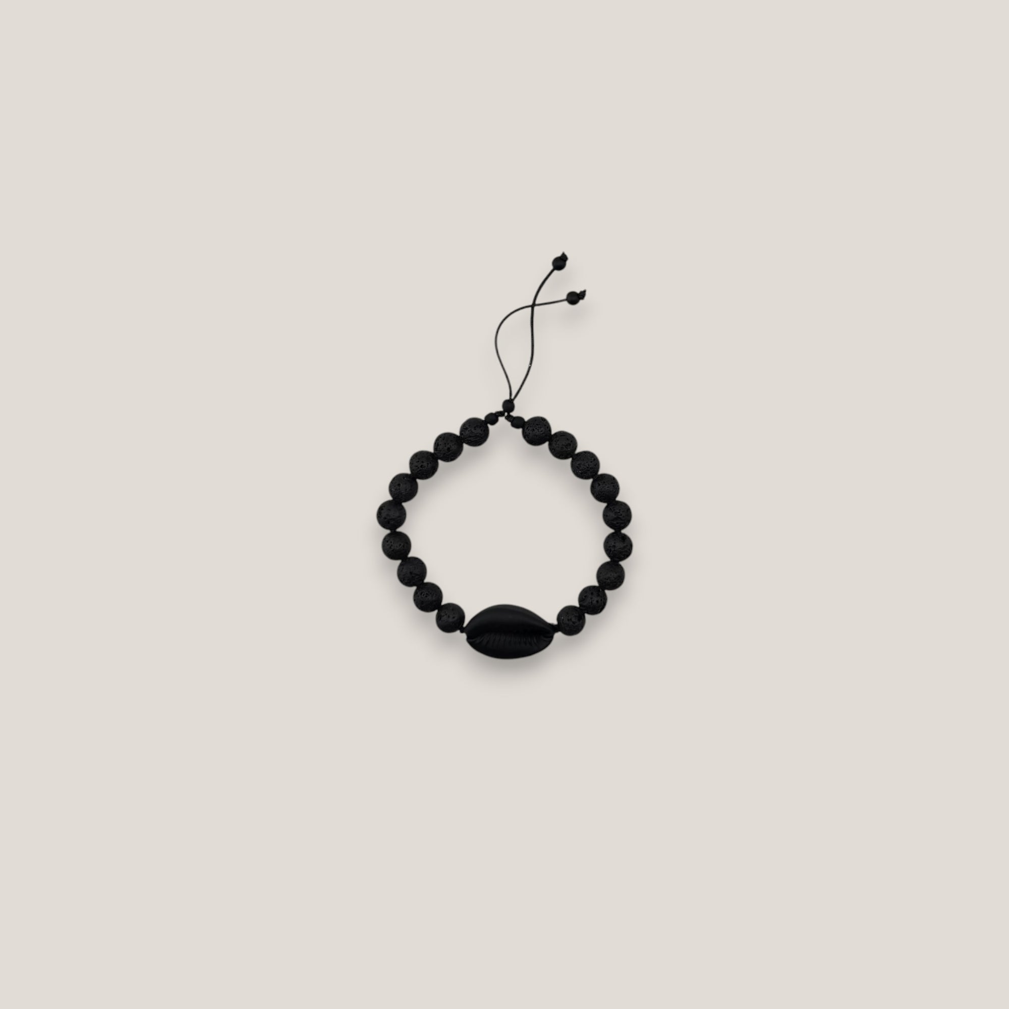 Pulsera cowrie negra mate lava negra