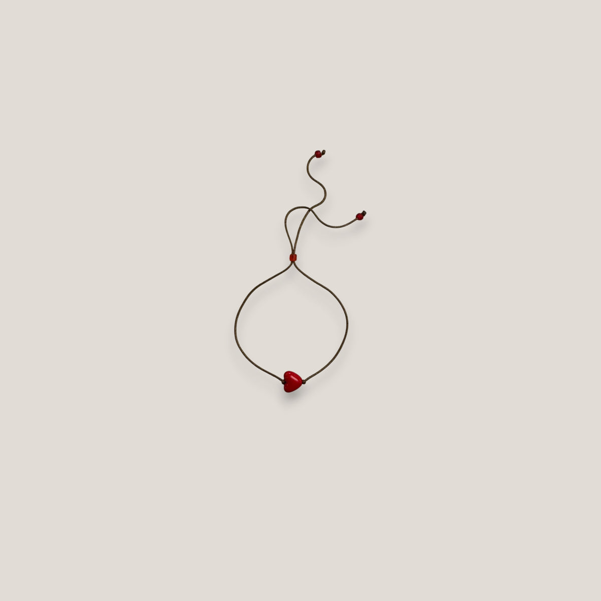 Minimalistisches Armband mit rotem Harzherz