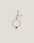 Minimalistisches Armband mit rotem Harzherz