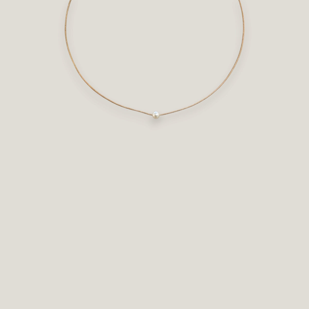 Minimale Halskette mit weißer Naturperle und Nylonschnur