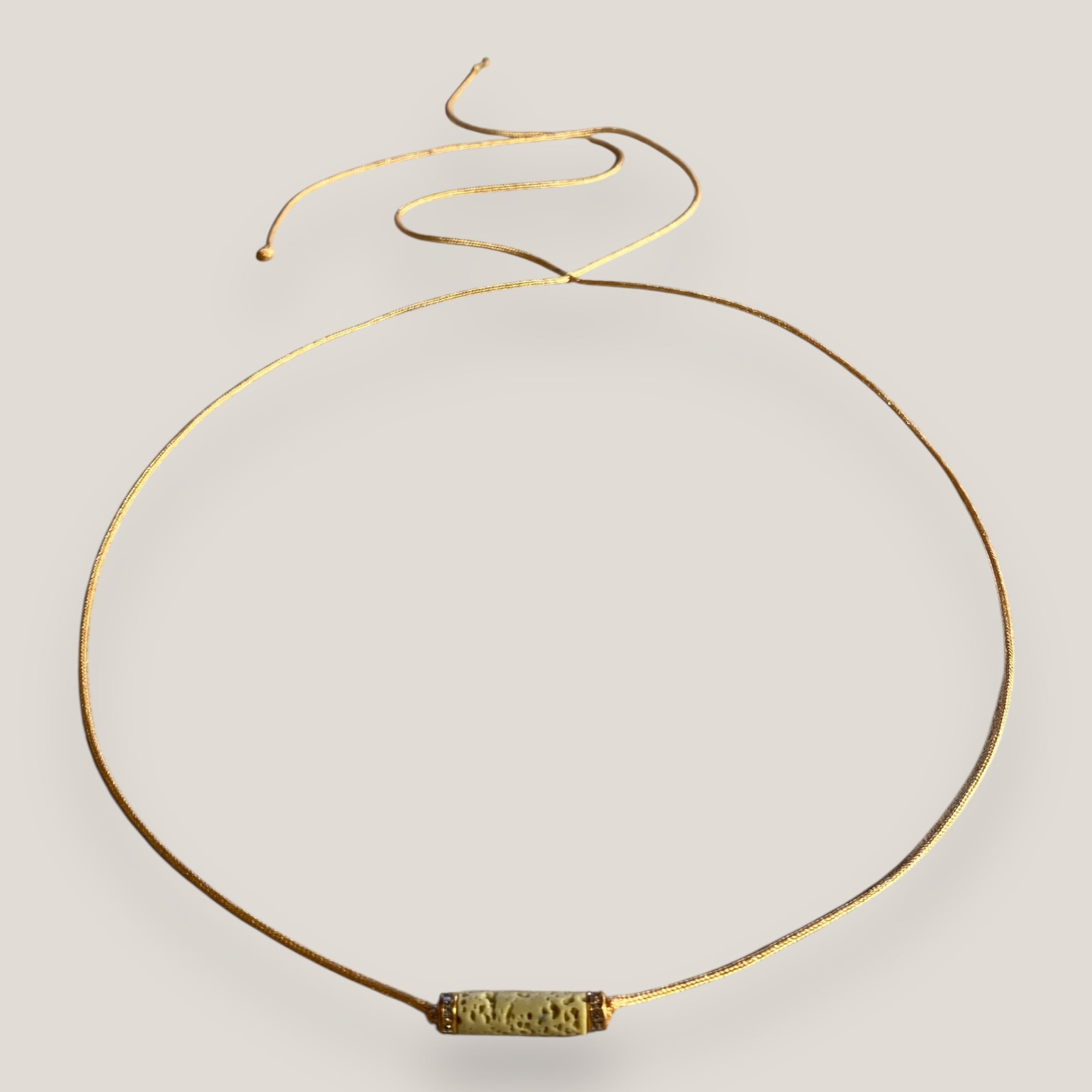 Collar minimal con tubo de esponja coral verde olivina y separadores dorados con brillis de cristal blanco