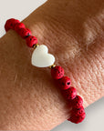 Pulsera corazón nácar con cuentas de lava roja y aros de acero oro