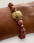 Pulsera con gran tortuga dorada y lava rosa