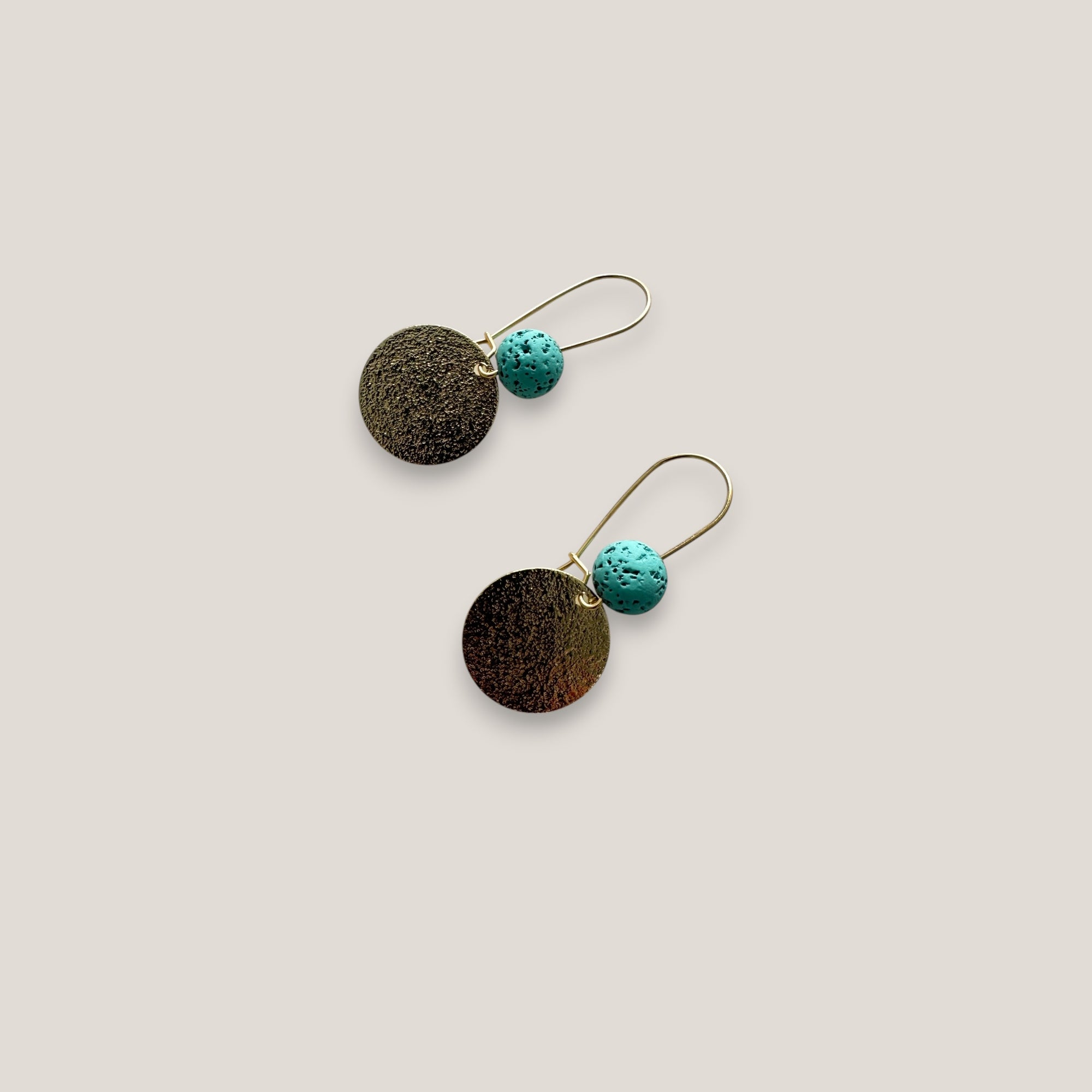Pendientes base lava azul turquesa 8mm gancho acero oro medalla esmerilada 18mm