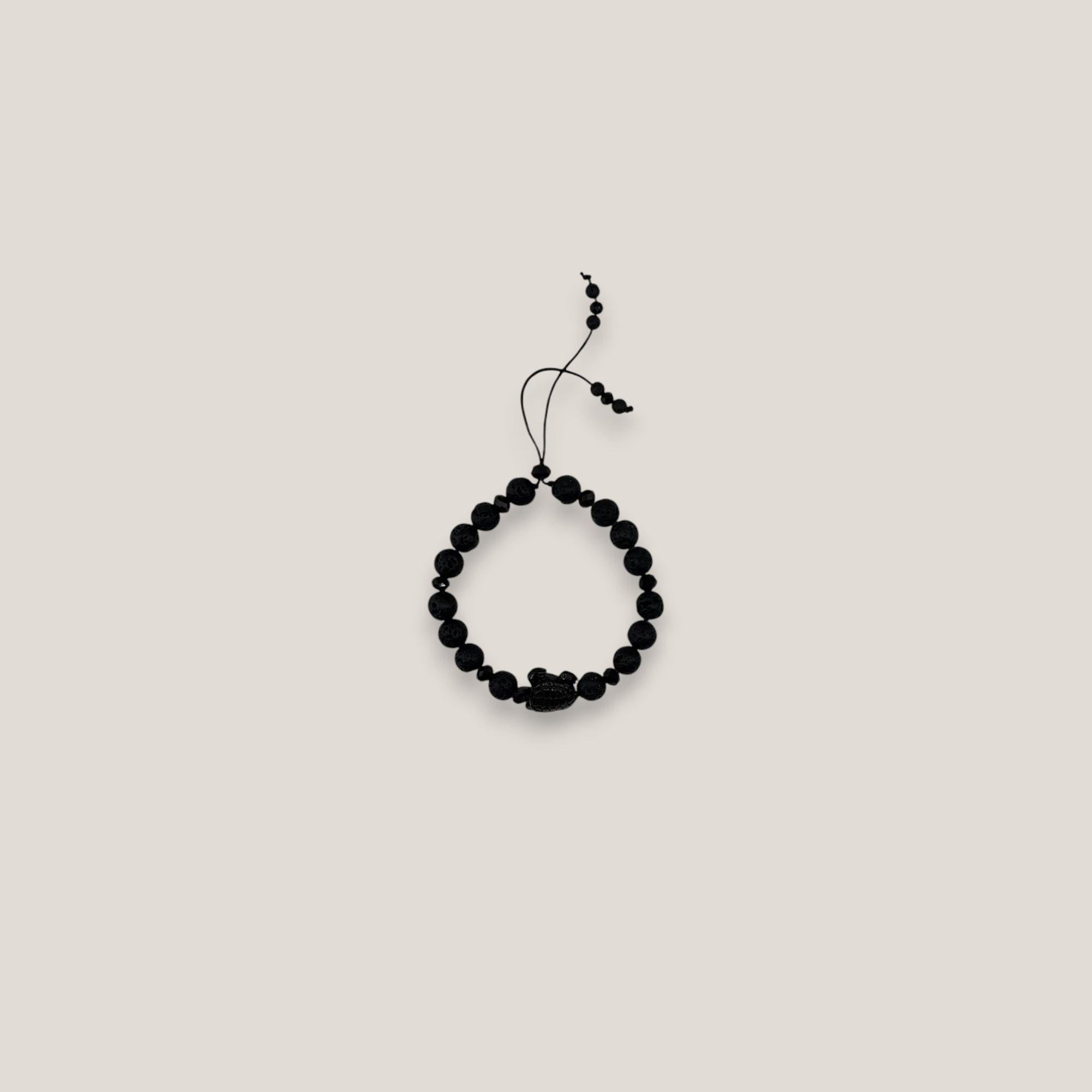 Pulsera tortuga resina negra lava negra cristales facetados negros