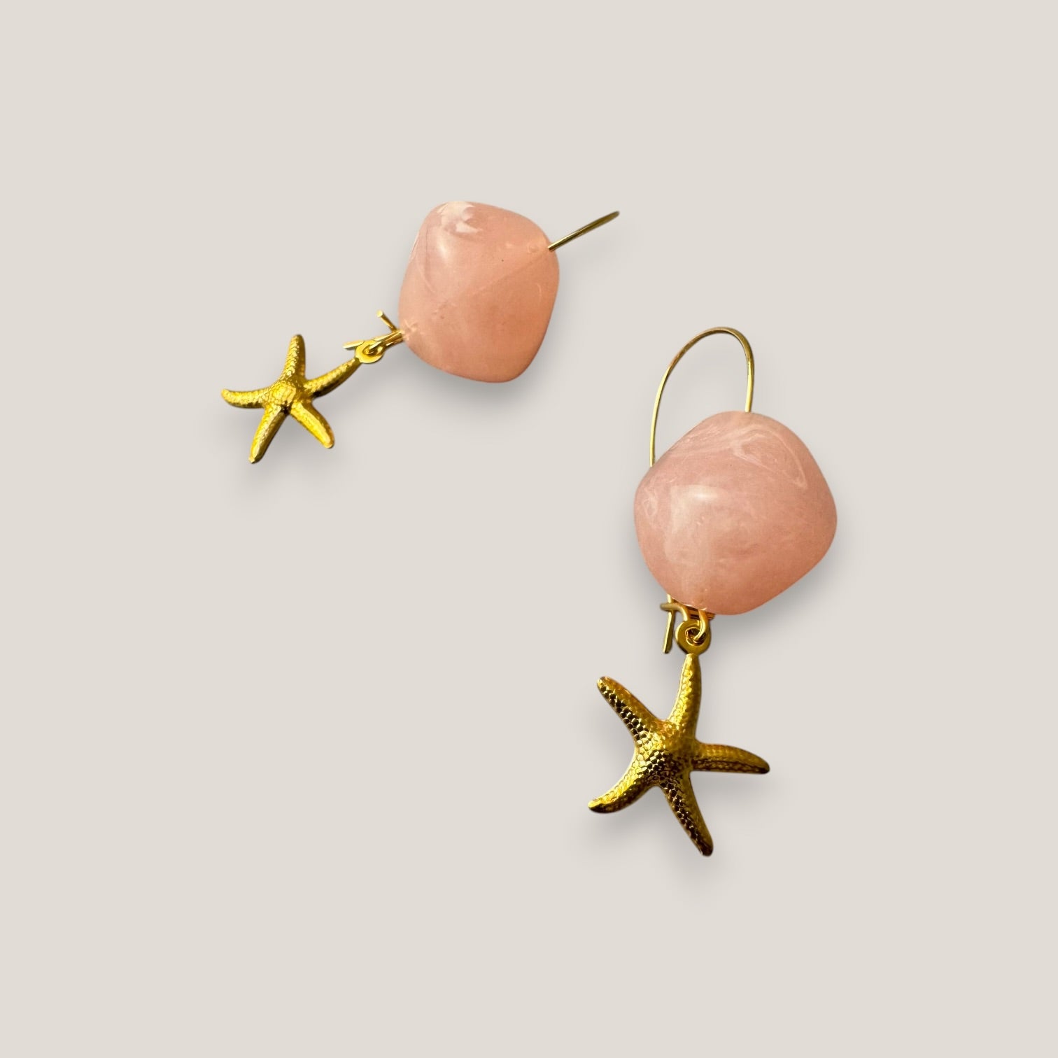 Pendientes gancho resina rosa claro estrella acero oro