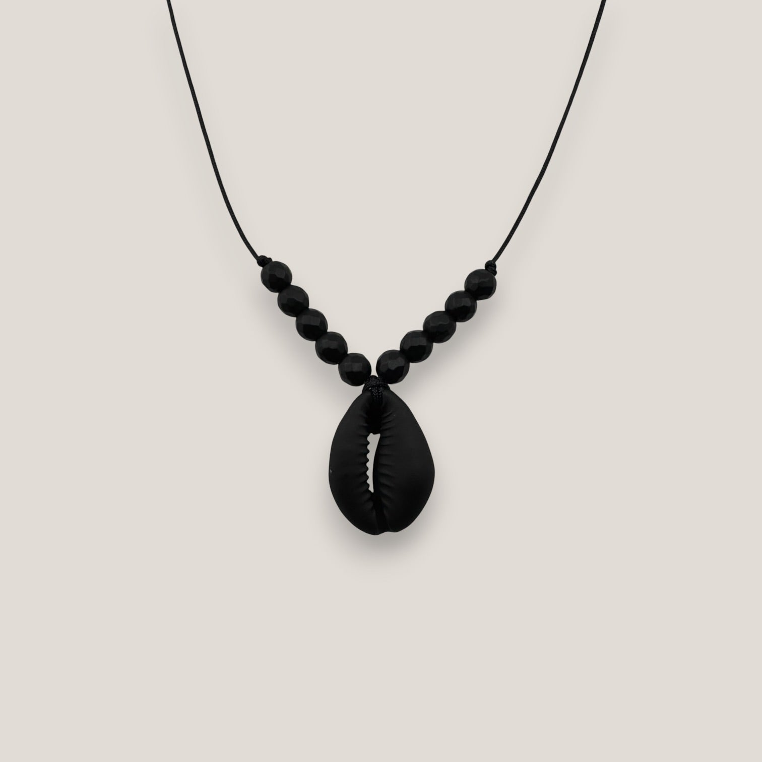 Collar midi cowrie negra mate ónix