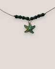 Collar midi con estrella dorada esmaltada en verde con lava verde oscuro y separadores dorados con cristalitos verde olivina