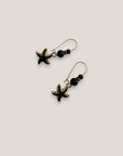Pendientes gancho acero oro estrellas doradas esmalte negro lava negra separadores dorados cristalitos negros