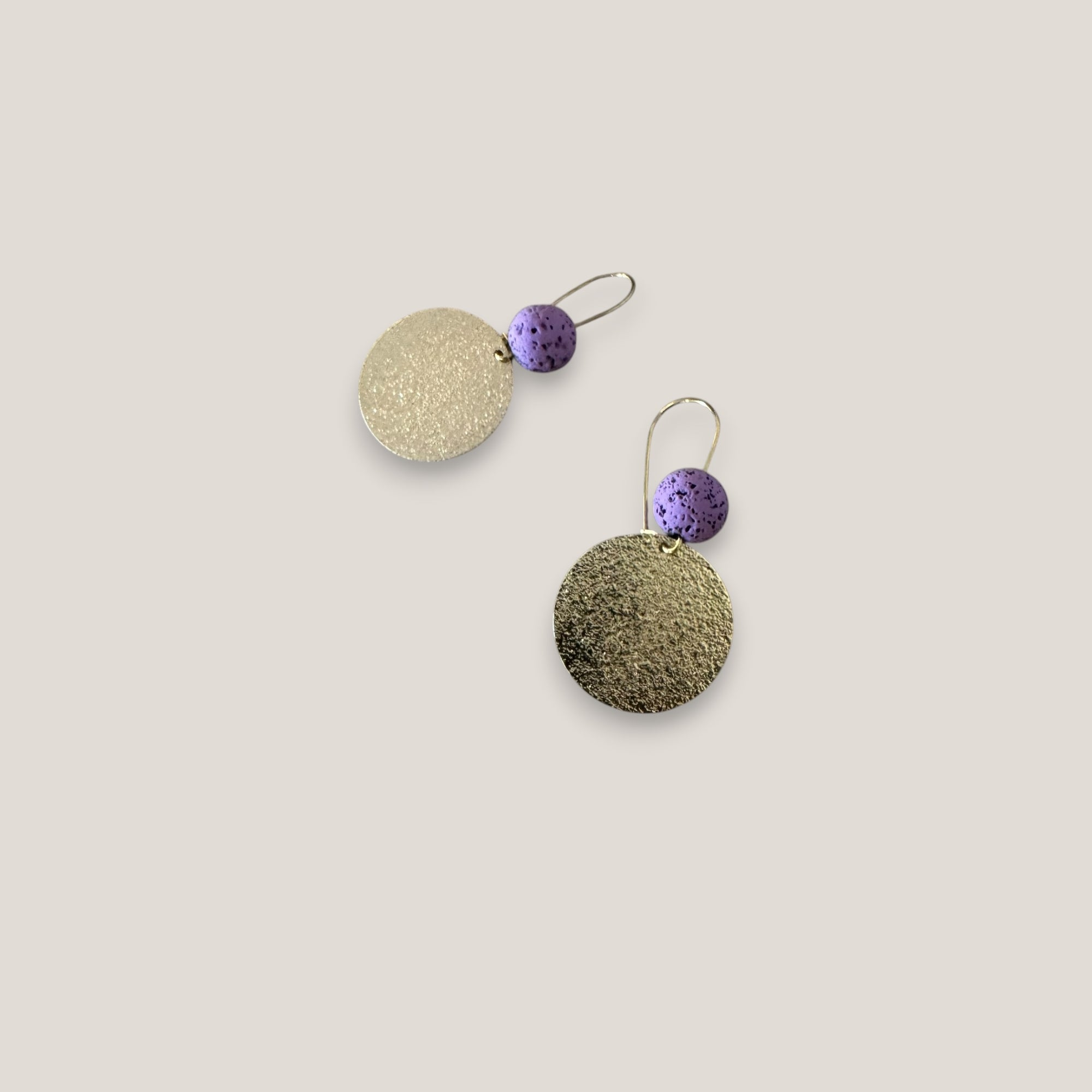 Pendientes base lava malva 10mm gancho acero oro medalla esmerilada 25mm