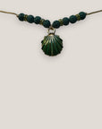 Collar midi con concha dorada esmaltada en verde con lava verde oscuro y separadores dorados con cristalitos verde olivina