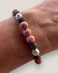 Pulsera Dafne perlas lava rosa y filigrana gunmetal con cristalitos