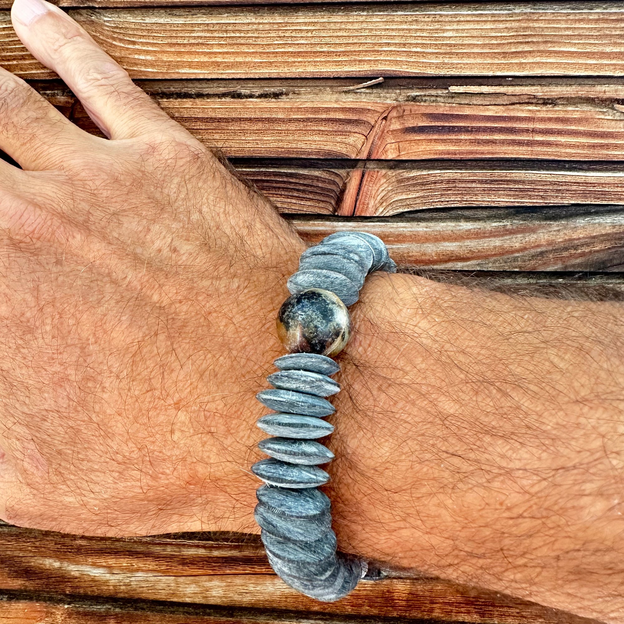 Pulsera con cuenta de piel de cabra y lajas de hueso